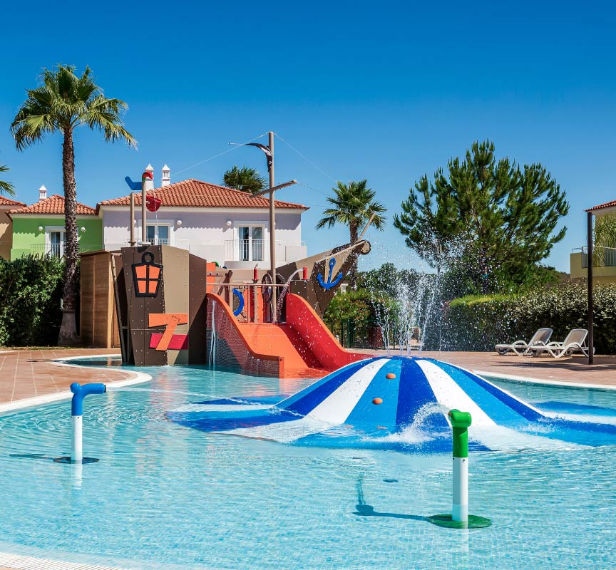 Juegos de agua en piscina infantil