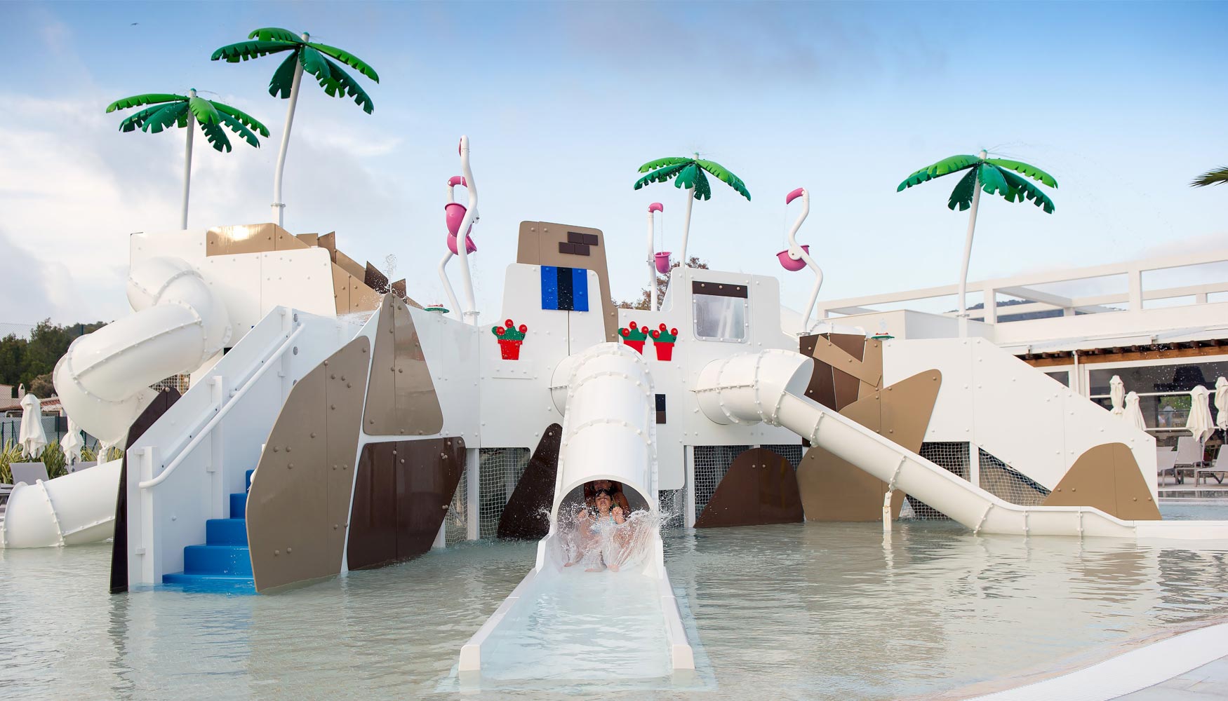 Piscina con juegos de agua