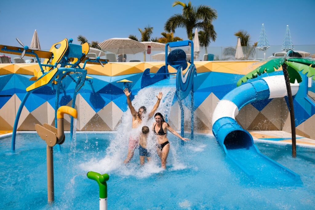 juegos-de-agua-en-piscina-de-chapoteo-para-hoteles-isaba