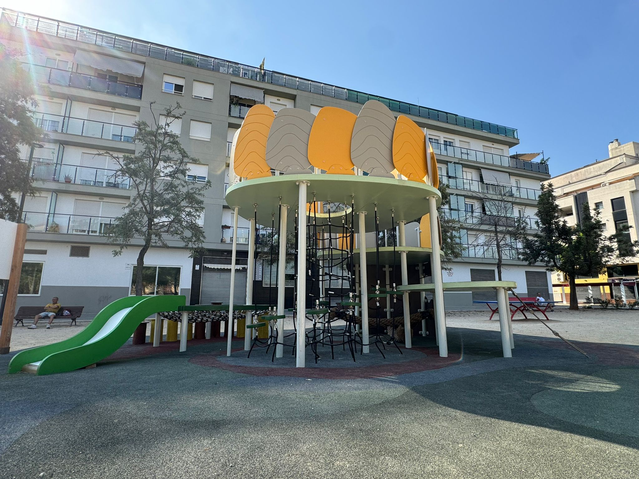 Parque infantil Isaba para el ayuntamiento de Picassent con un suelo de caucho seguro y adecuado a normativa