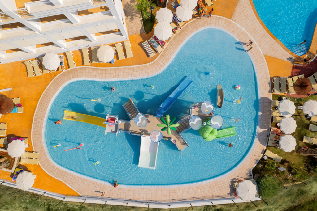 Vista de dron del parque acuático de Isaba para el Hotel Servigroup Marina Mar